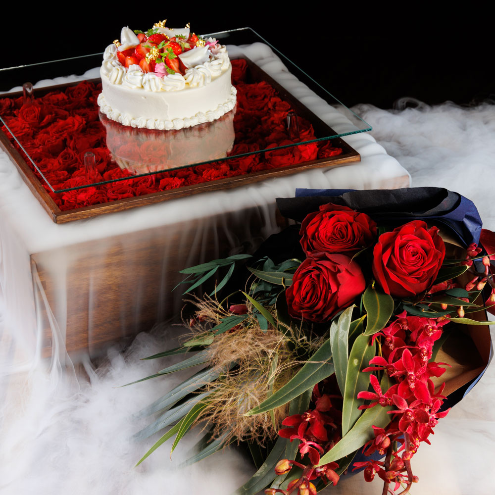 【花束付】深紅の薔薇の演出ケーキ付きディナー（全7品+乾杯シャンパン）